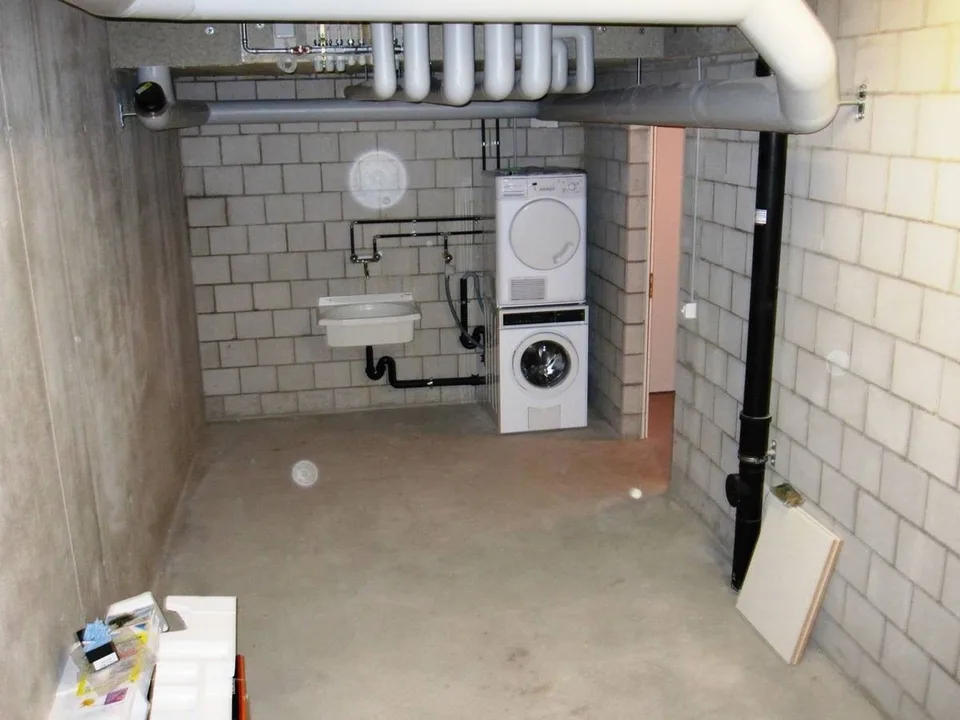 Modern 3.5-room apartment with private courtyard and top equipment in Zelgweg