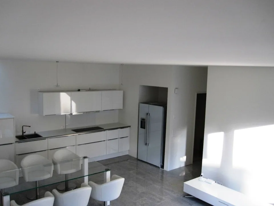 Modern 3.5-room apartment with private courtyard and top equipment in Zelgweg