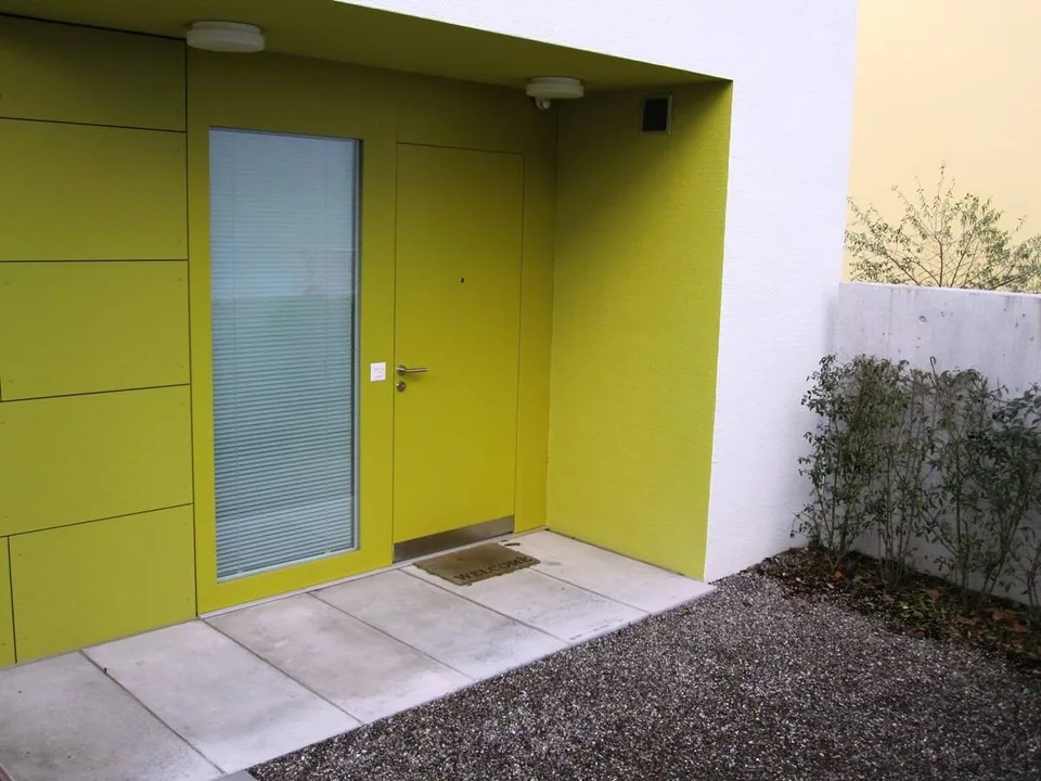 Modern 3.5-room apartment with private courtyard and top equipment in Zelgweg