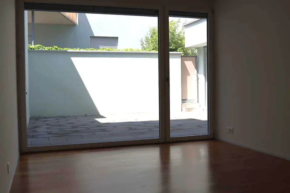 Modern 3.5-room apartment with private courtyard and top equipment in Zelgweg