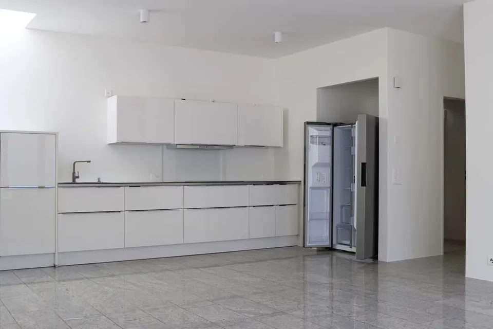Moderne 3.5-Zimmerwohnung mit privatem Innenhof und Top-Ausstattung im Zelgweg