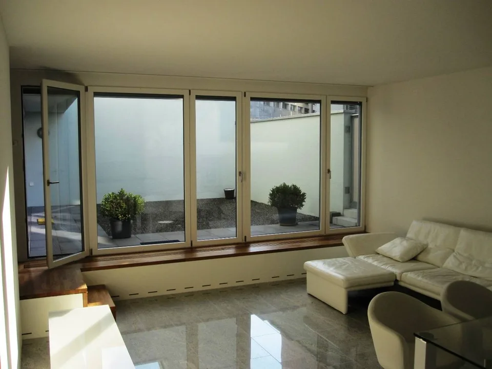 Modern 3.5-room apartment with private courtyard and top equipment in Zelgweg
