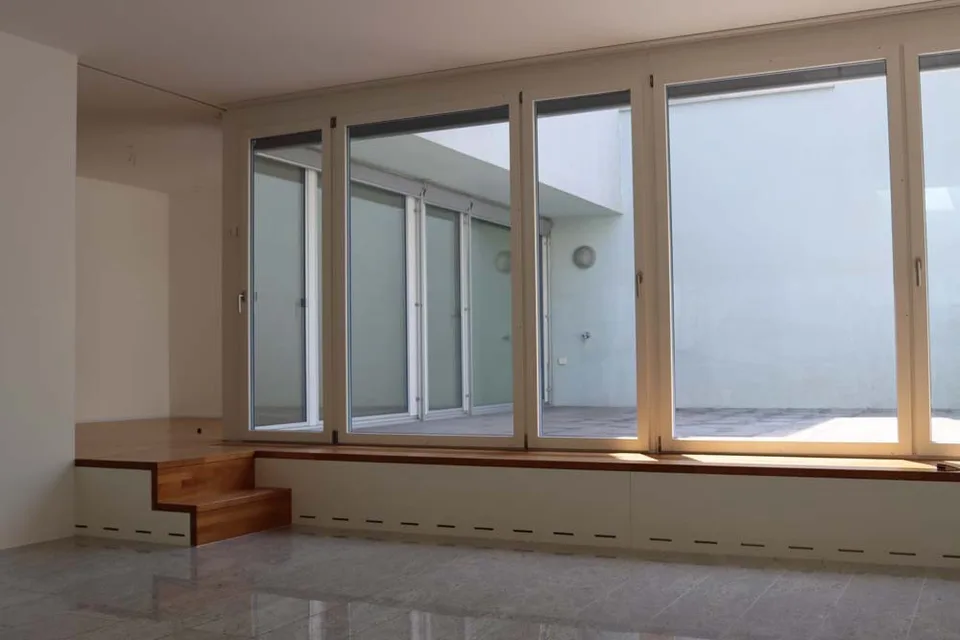 Modern 3.5-room apartment with private courtyard and top equipment in Zelgweg
