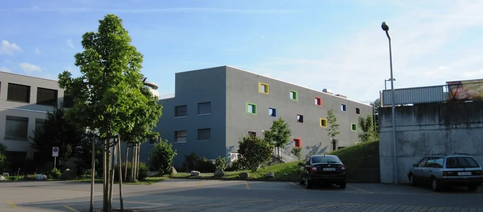 Modern 3.5-room apartment with private courtyard and top equipment in Zelgweg