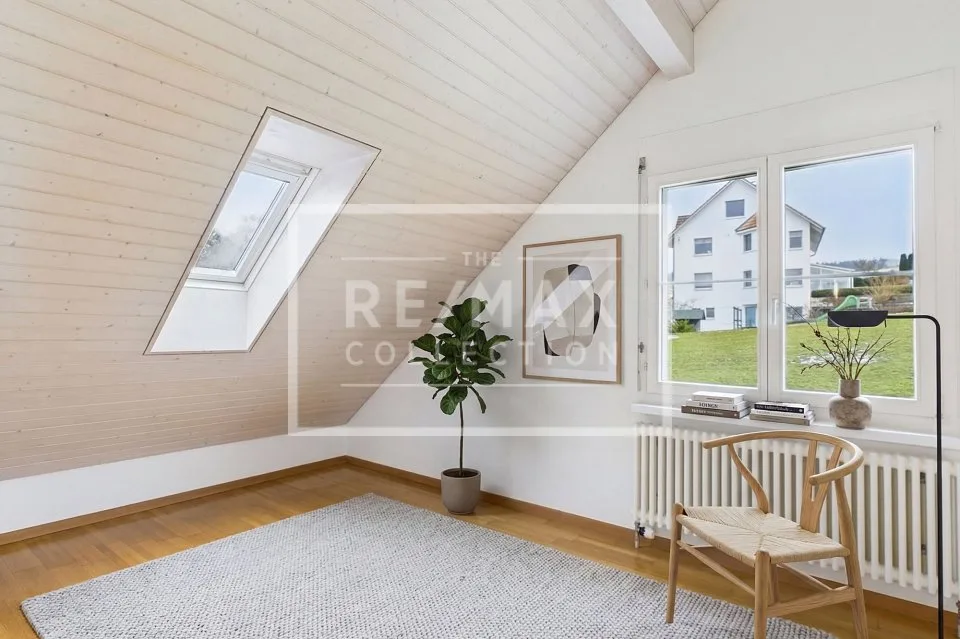 Sonnige Dachwohnung in Bonstetten mit Traum-Aussicht, nahe Zürich