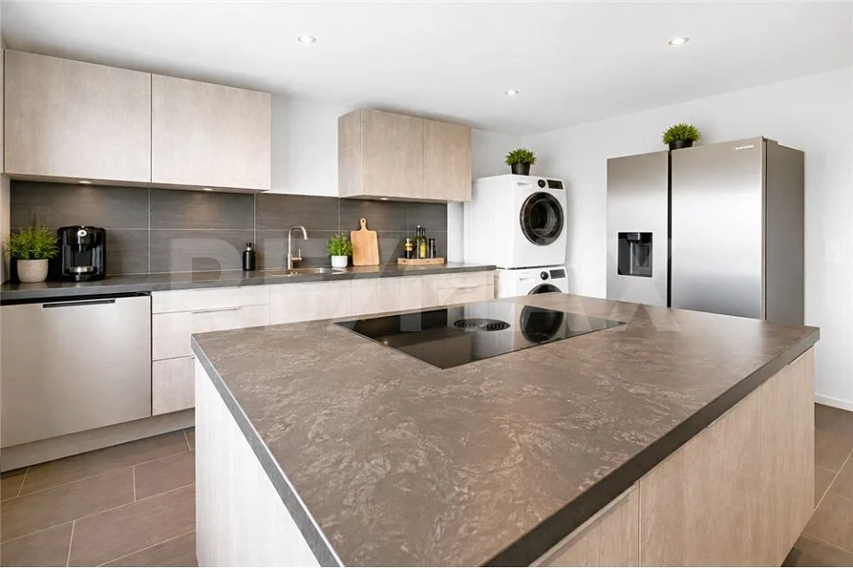 Ampio appartamento di 4 ½ locali con 2 balconi e vista sul lago di Zug