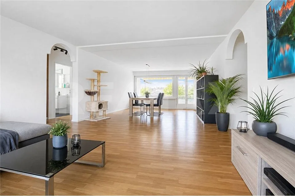 Ampio appartamento di 4 ½ locali con 2 balconi e vista sul lago di Zug
