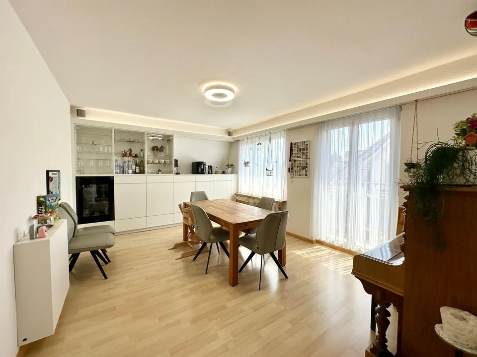 Stilvolle 4-Zimmer-Altbauwohnung mit Balkon in Zürich-Oerlikon