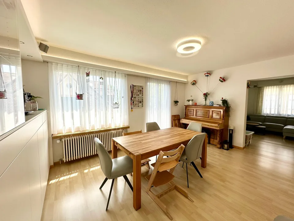 Stilvolle 4-Zimmer-Altbauwohnung mit Balkon in Zürich-Oerlikon
