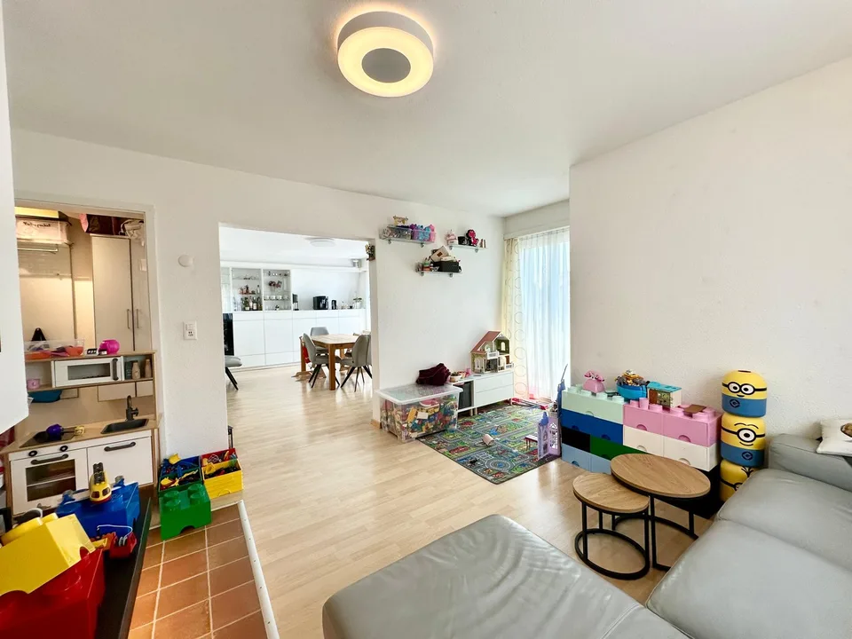 Stilvolle 4-Zimmer-Altbauwohnung mit Balkon in Zürich-Oerlikon