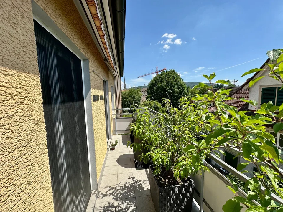 Stilvolle 4-Zimmer-Altbauwohnung mit Balkon in Zürich-Oerlikon