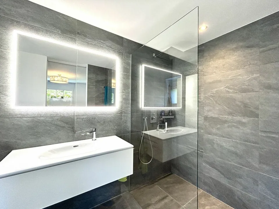 Habitat de haute qualité avec un jacuzzi dans un appartement moderne de 6,5 pièces !