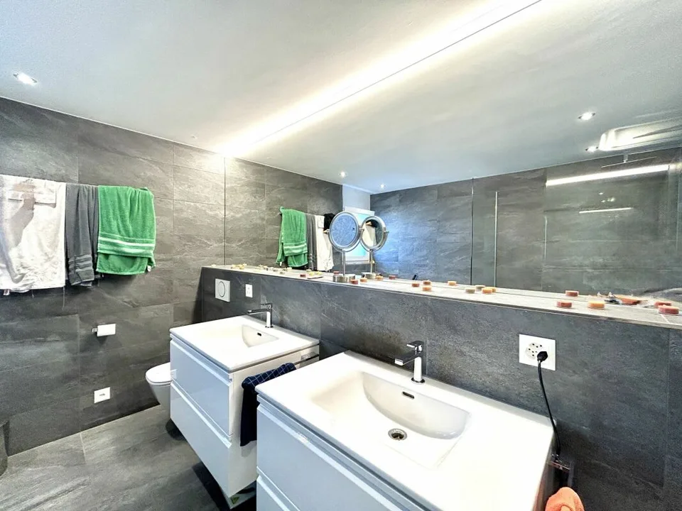 Habitat de haute qualité avec un jacuzzi dans un appartement moderne de 6,5 pièces !