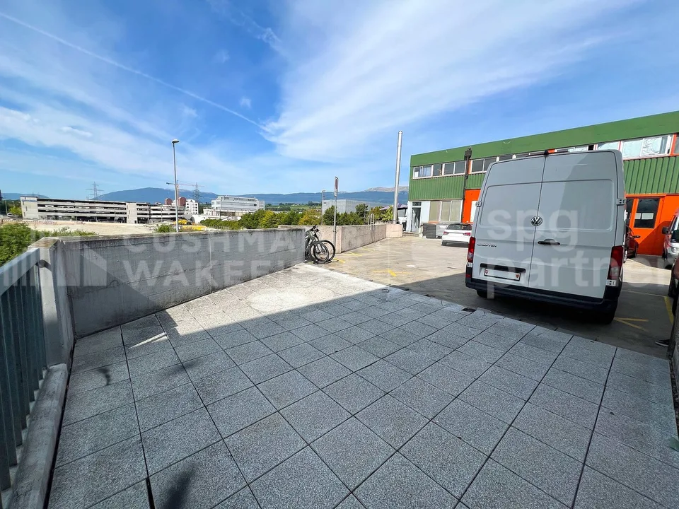 Mischfläche mit Sektionaltor - 940 m² | SATIGNY?ZIMEYSA