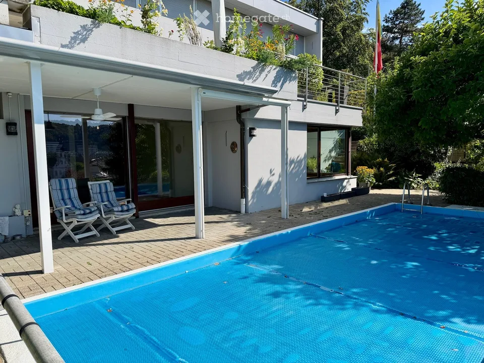 Premium-Wohnen in Ennetbaden: Loftartiges 3.5-Zimmer-Bijou mit Pool, Garten & Weitblick