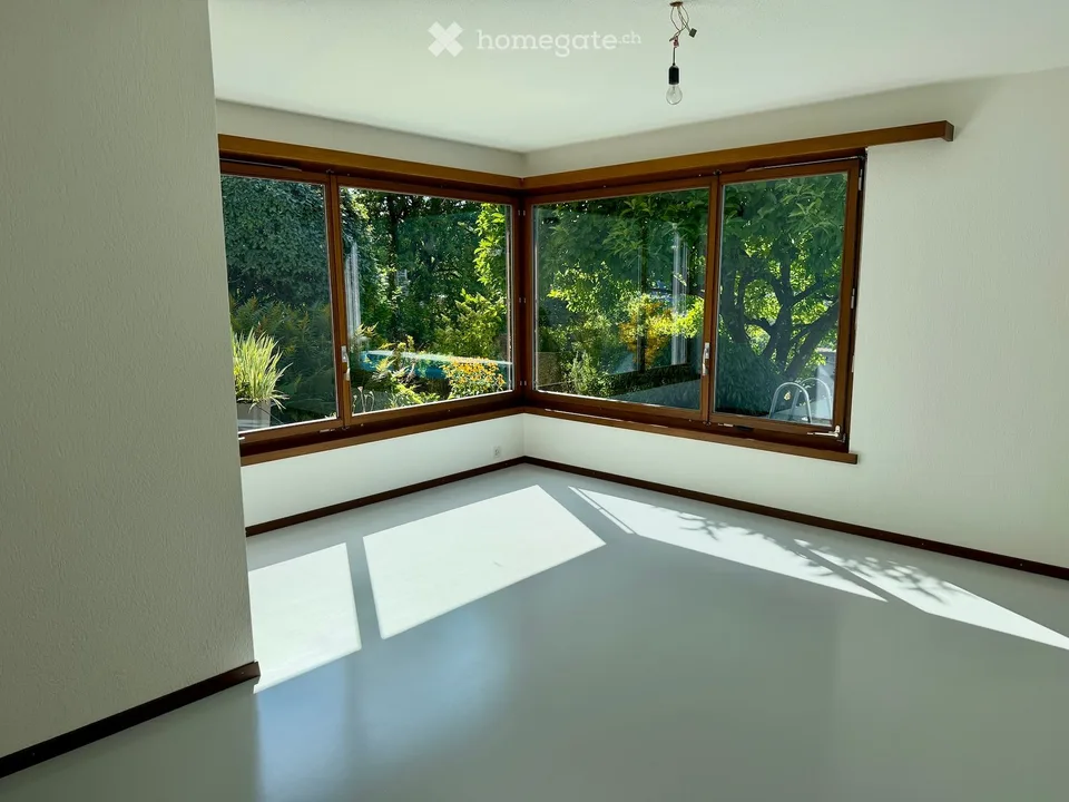 Premium-Wohnen in Ennetbaden: Loftartiges 3.5-Zimmer-Bijou mit Pool, Garten & Weitblick