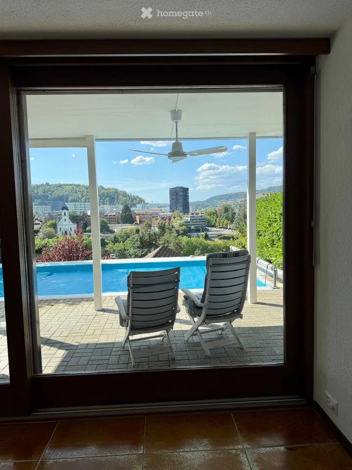 Premium-Wohnen in Ennetbaden: Loftartiges 3.5-Zimmer-Bijou mit Pool, Garten & Weitblick