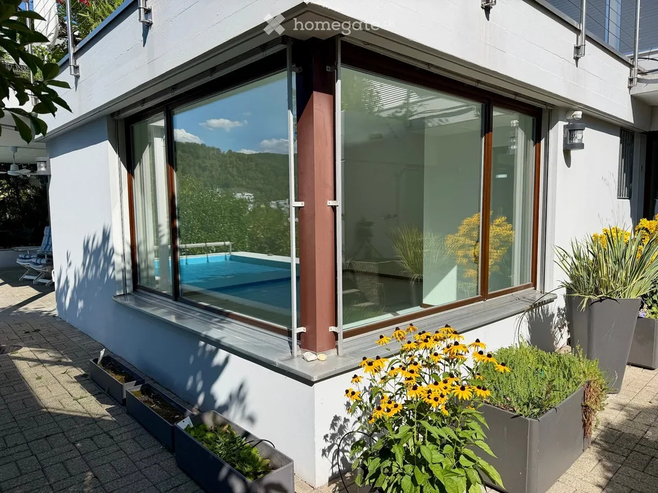 Premium-Wohnen in Ennetbaden: Loftartiges 3.5-Zimmer-Bijou mit Pool, Garten & Weitblick