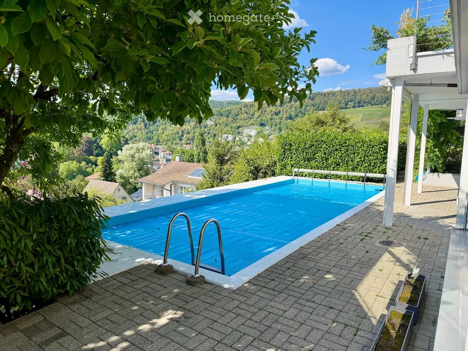 Premium-Wohnen in Ennetbaden: Loftartiges 3.5-Zimmer-Bijou mit Pool, Garten & Weitblick