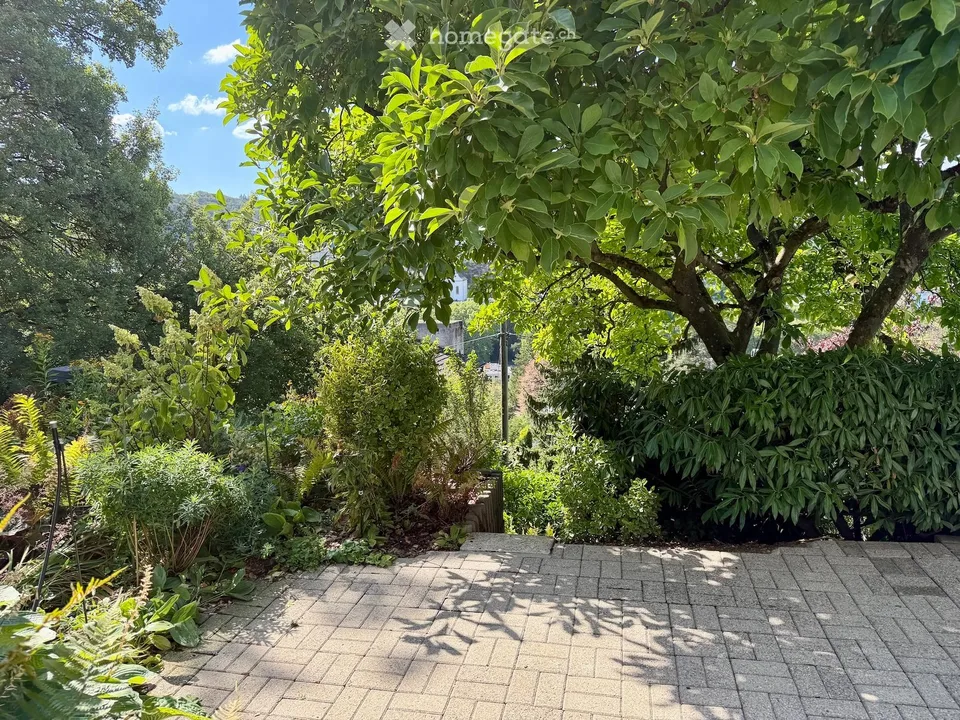 Premium-Wohnen in Ennetbaden: Loftartiges 3.5-Zimmer-Bijou mit Pool, Garten & Weitblick