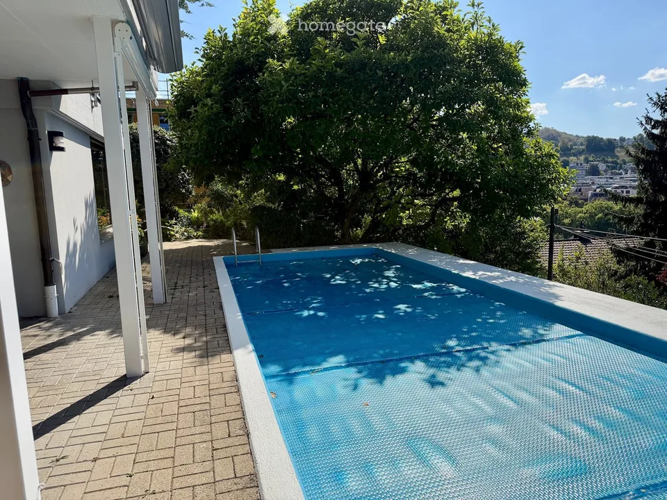 Premium-Wohnen in Ennetbaden: Loftartiges 3.5-Zimmer-Bijou mit Pool, Garten & Weitblick