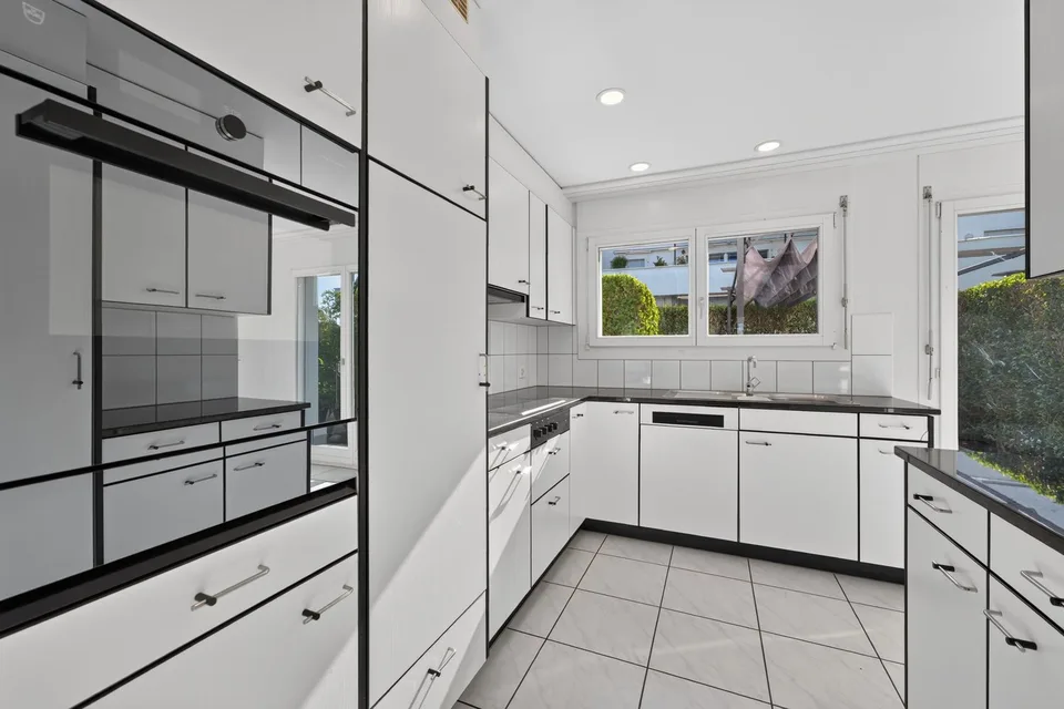Living like in a single-family home - exclusive 5.5-room garden maisonette with sunny private garden