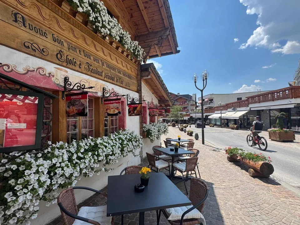 EXCLUSIVE - 167 m2 arcade for rent in Crans-Montana
