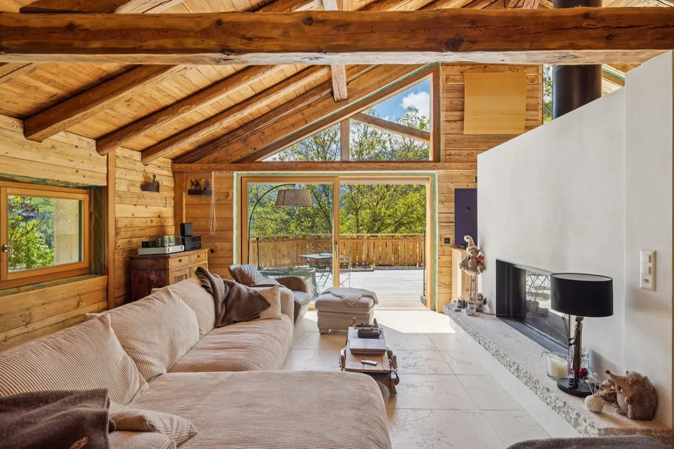 Charmant hameau de la commune de Liddes, bénéficie d'un cadre paisible