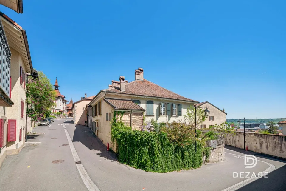 Somptueuse maison de maître rénovée avec soin, avec jardin de ville et au calme absolu