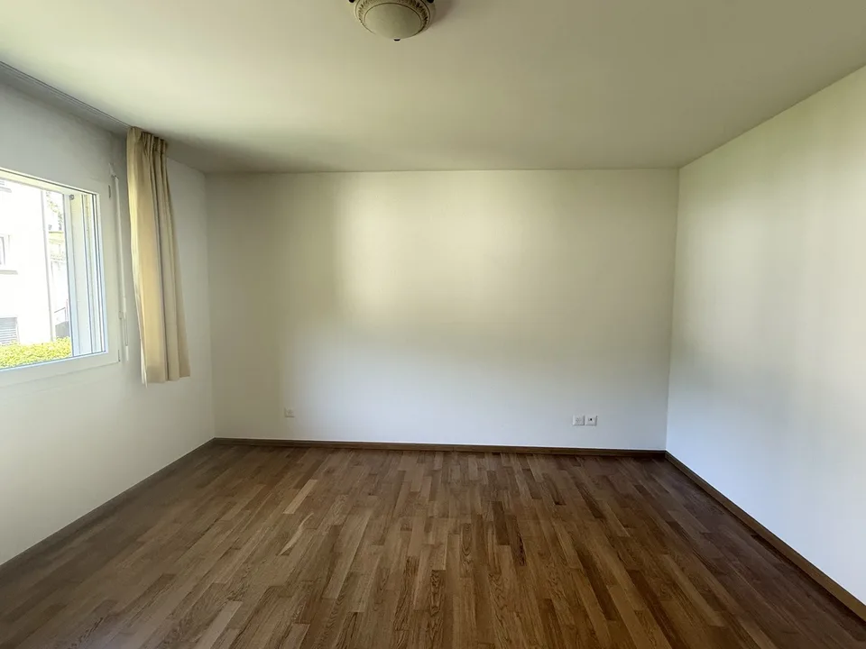 APPARTAMENTO 4,5 LOCALI CON BALCONE SPazioso E LOCALI ACCESSORI POLIVALENTI