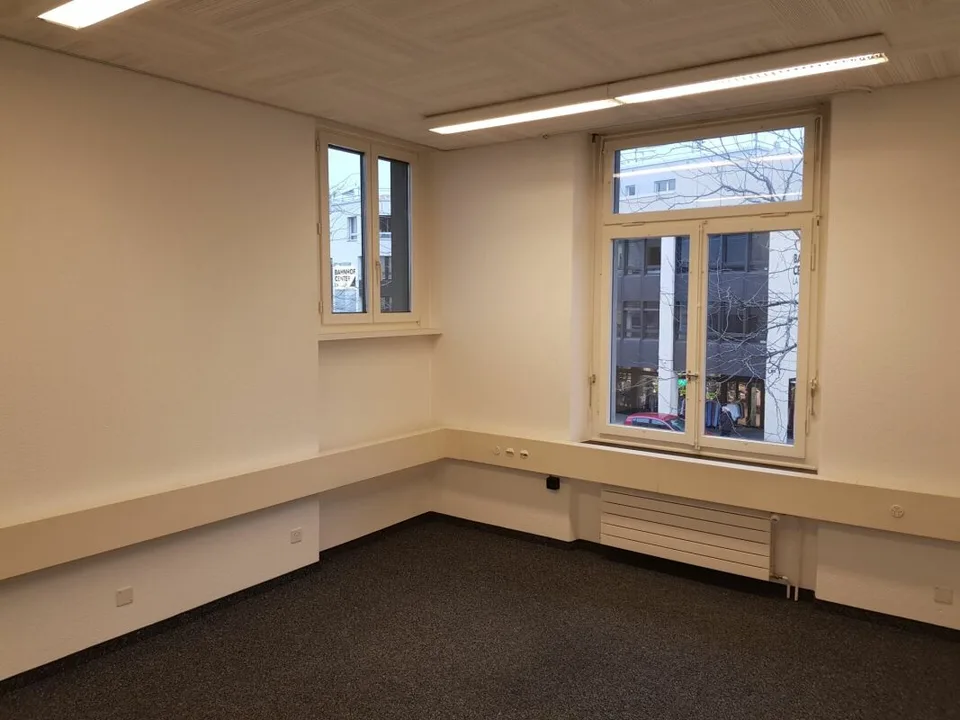 Bureau pratique avec WC et réfrigérateur directement à la gare