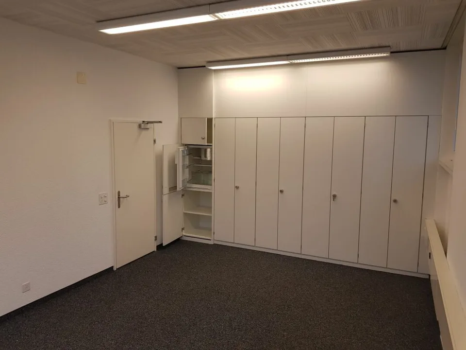 Bureau pratique avec WC et réfrigérateur directement à la gare