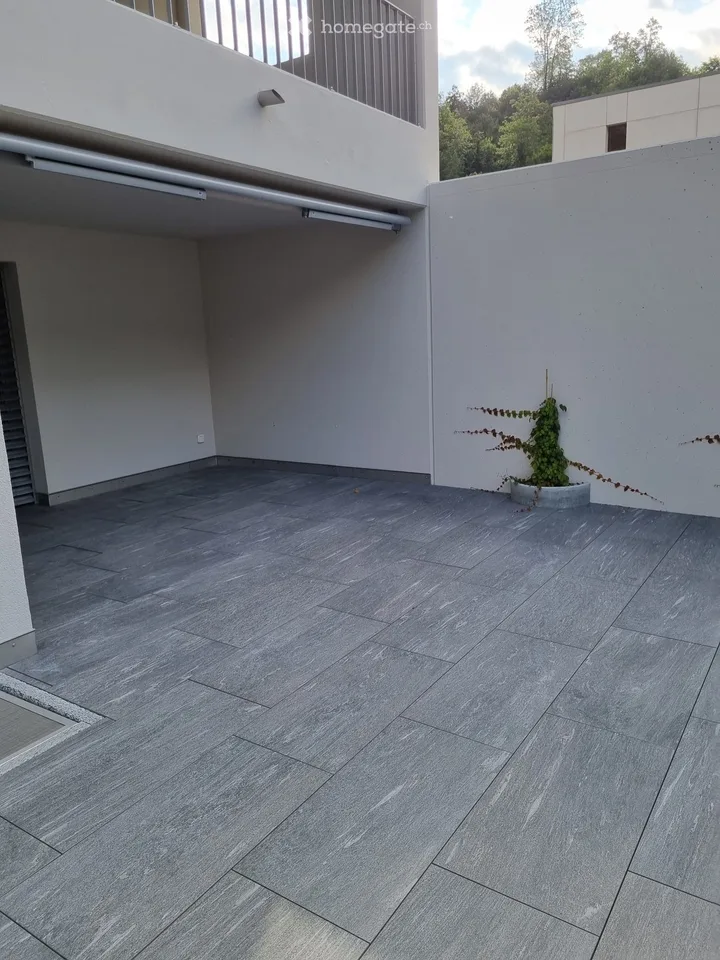 Appartamento da sogno di 3,5 locali al piano terra con ampio spazio di soggiorno esterno – Hölstein