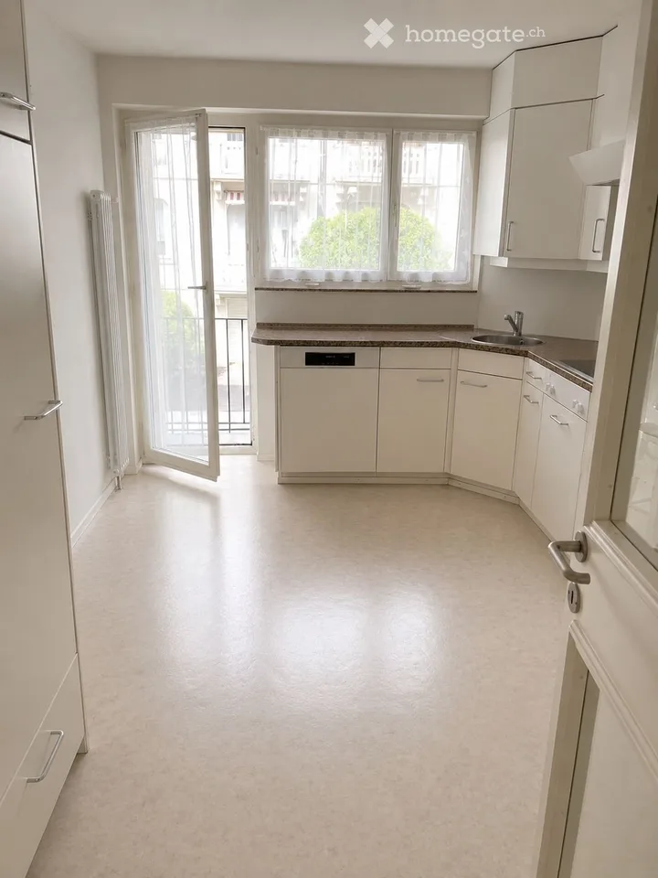 Charming 3-room apartment with garage for sale on Carmenstrasse 48 in Zurich