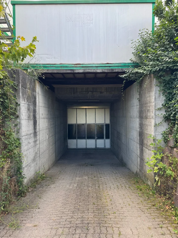 Versatile warehouse with private access