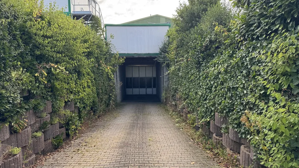 Vielseitig nutzbare Lagerhalle mit eigener Zufahrt