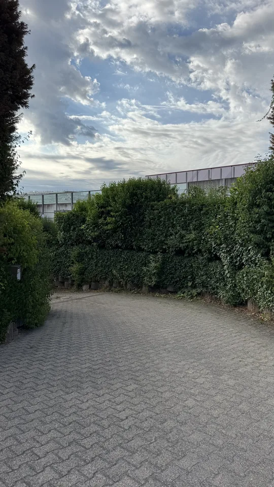 Versatile warehouse with private access