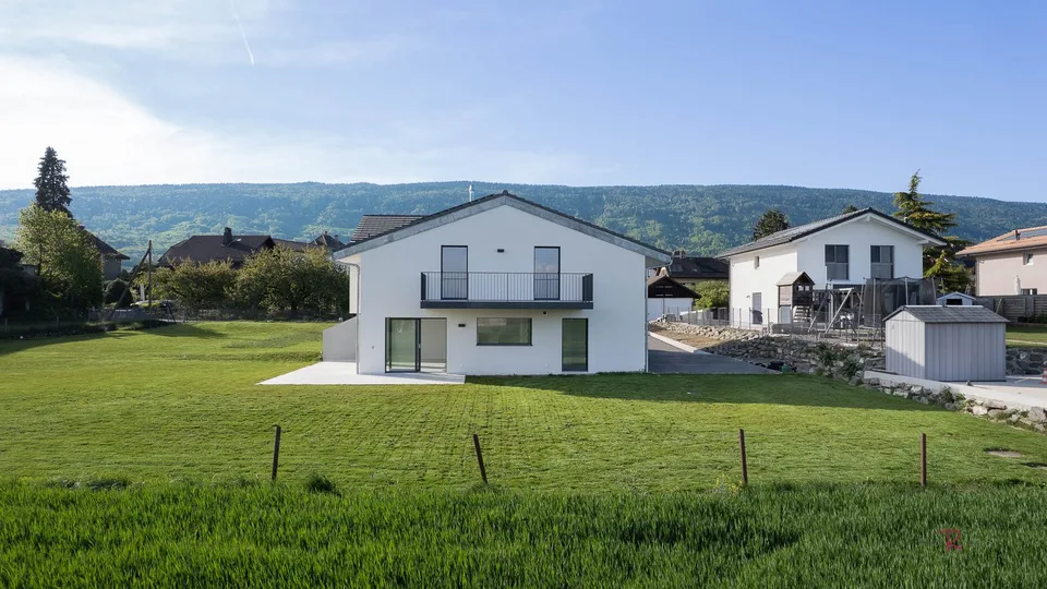 Semi-detached house with 4 bedrooms, magnificent view of the fields and the Alps