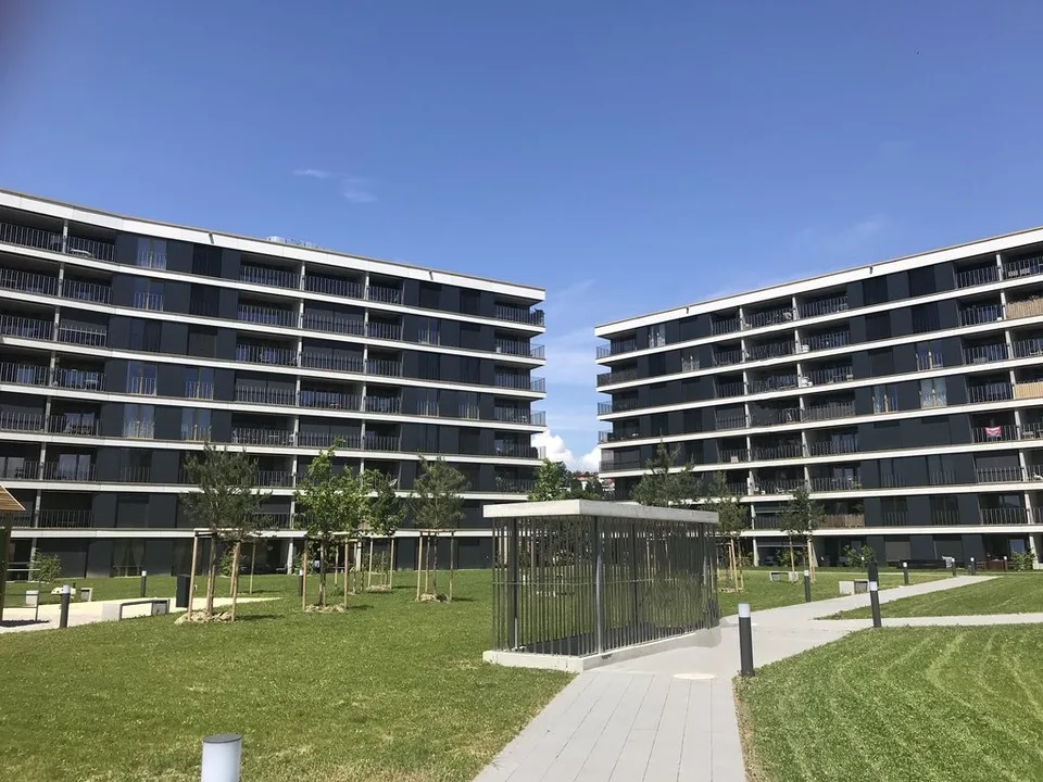 Cherchez-vous une place de parc couverte pour votre moto ?