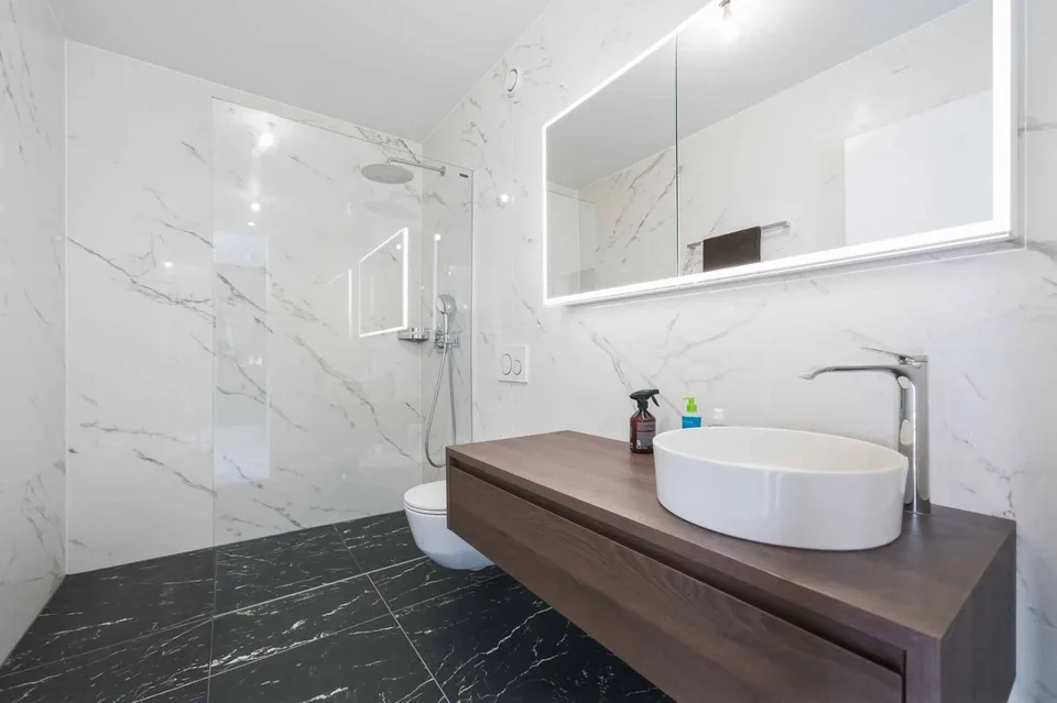 Un vero e proprio gioiello di 2,5 locali con ampio balcone e vista mozzafiato sul Lago di Ginevra