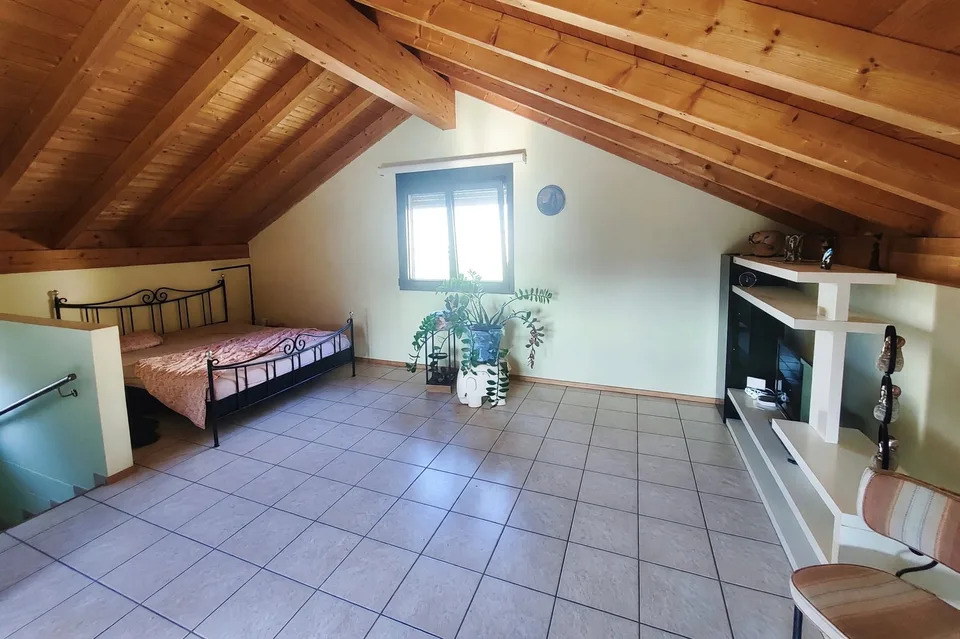 Villetta 5,5 mit Garten von 300 mq und bewohnbarer Mansarde