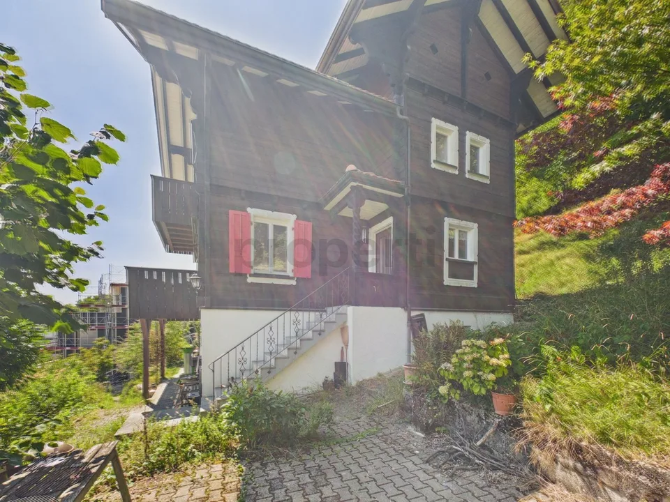 Charmantes Haus im Chalet-Stil, von Natur umgeben und mit schöner A...