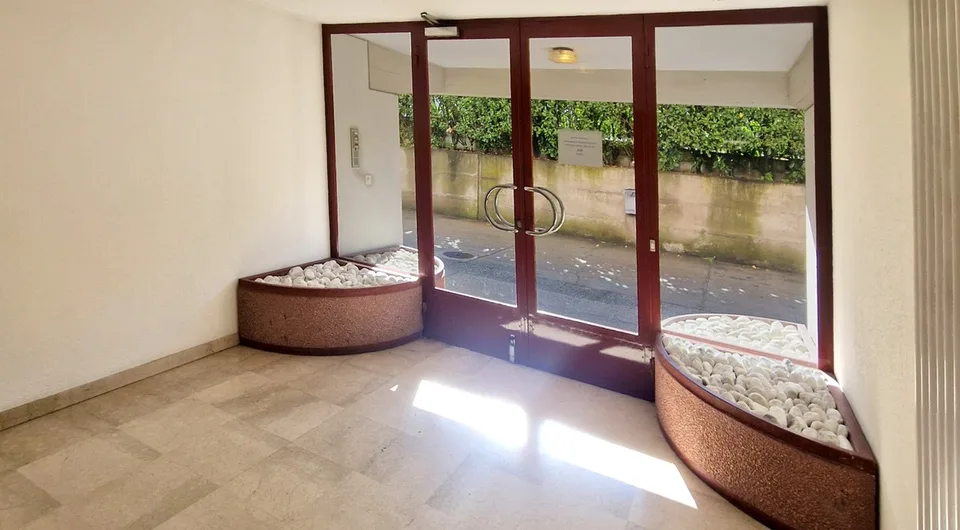 Modernes, geräumiges 4,5-Zimmer-Wohnung mit überdachter Terrasse und Balkon, renoviert.