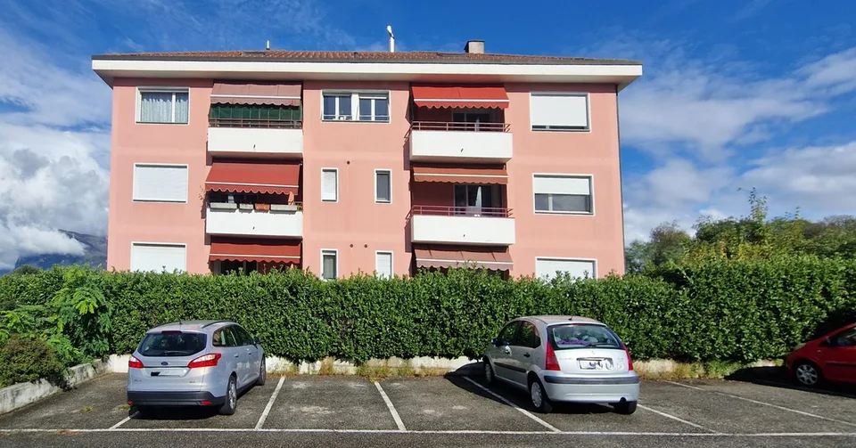 Modernes, geräumiges 4,5-Zimmer-Wohnung mit überdachter Terrasse und Balkon, renoviert.