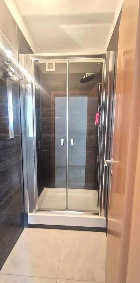 Modernes, geräumiges 4,5-Zimmer-Wohnung mit überdachter Terrasse und Balkon, renoviert.