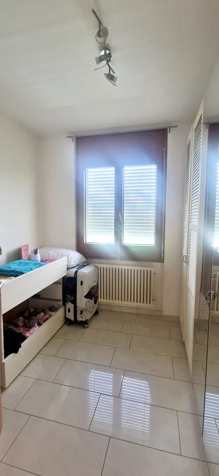 Modernes, geräumiges 4,5-Zimmer-Wohnung mit überdachter Terrasse und Balkon, renoviert.