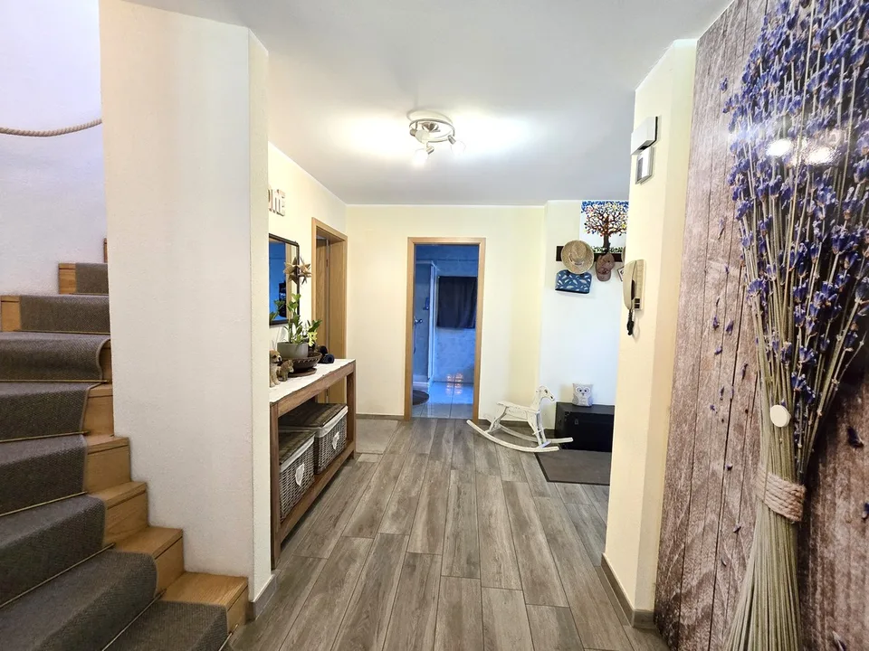 Prächtige 5,5-Zimmer-Villa mit großem Garten in einer grünen Umgebung.