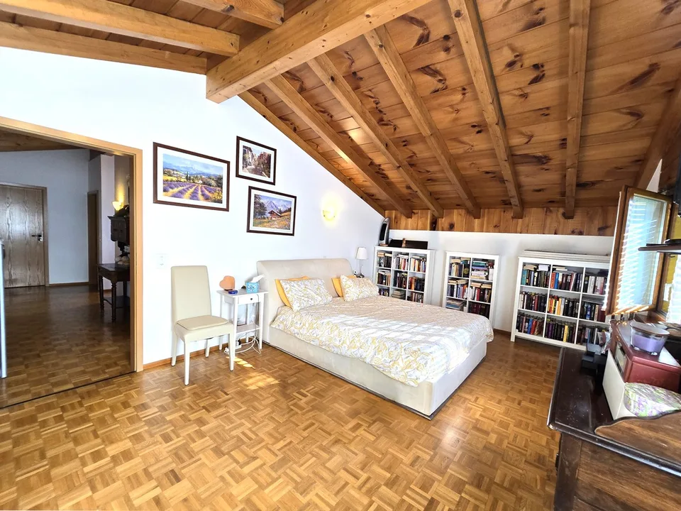 Prächtige 5,5-Zimmer-Villa mit großem Garten in einer grünen Umgebung.