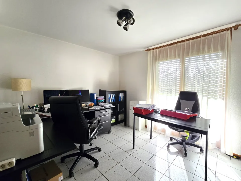 Prächtige 5,5-Zimmer-Villa mit großem Garten in einer grünen Umgebung.