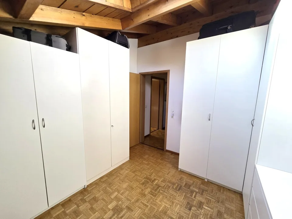 Prächtige 5,5-Zimmer-Villa mit großem Garten in einer grünen Umgebung.